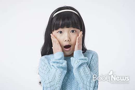 보통 만 8, 9세 아이들에서 가슴이 발달되거나 생리의 시작, 고환 발달을 성조숙증이라고 보는데 남자아이들보다 여자아이들의 경우가 흔하다. 아이 몸속에 쌓인 ‘속열’이 원인이 되는 경우도 있어 치료하면 호전될 수 있다. ⓒ베이비뉴스